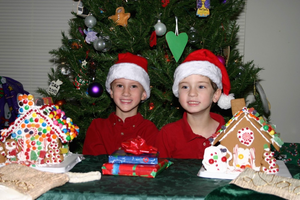 Hildebrand Christmas ScreenSaver/1024x768_2005-12-18-24  Chance Dax Gingerbread House.jpg